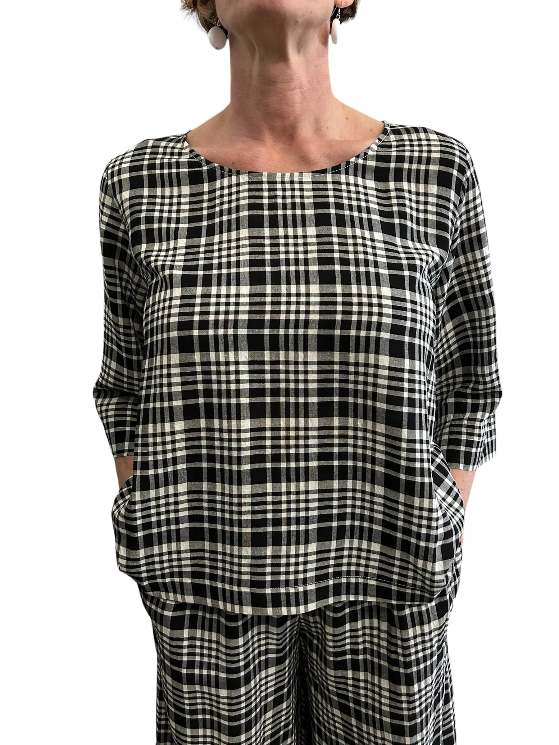 Wide Cut Blouse Black/White 3/4 Sleeves